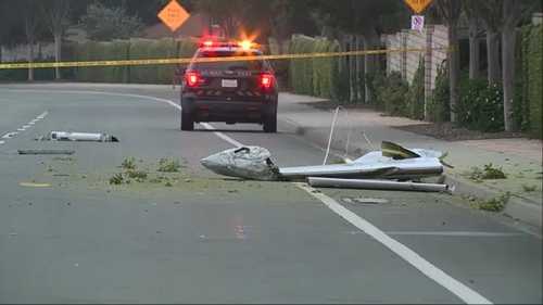 Avioneta se estrella en un vecindario de San Diego, impactando varias casas y autos