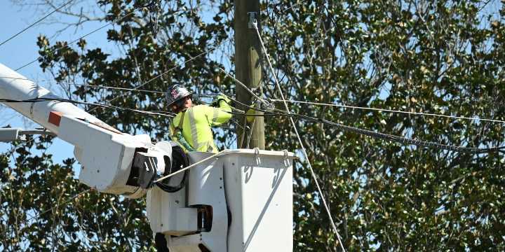 Tracking power outages in Carolinas amid showers, storms