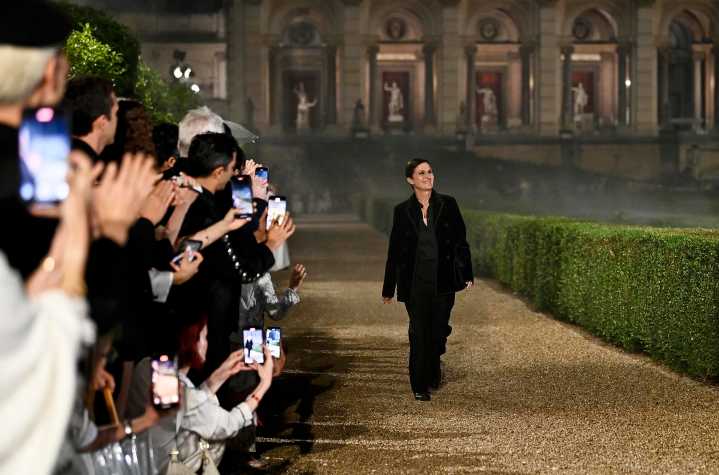La italiana Chiuri deja la dirección artística de Dior tras nueve años en el cargo