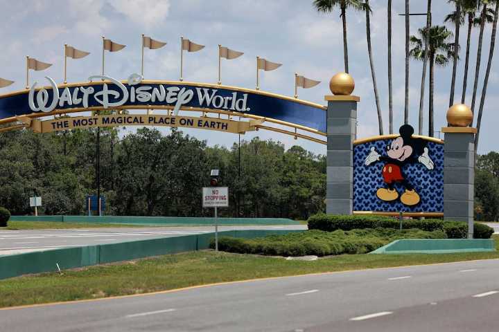 Disney suspende a 45 trabajadores venezolanos tras fallo judicial sobre protección