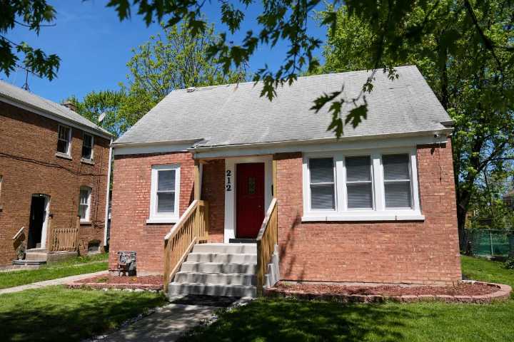 Casa de infancia del papa León XIV al sur de Chicago sale a subasta por 250,000 dólares