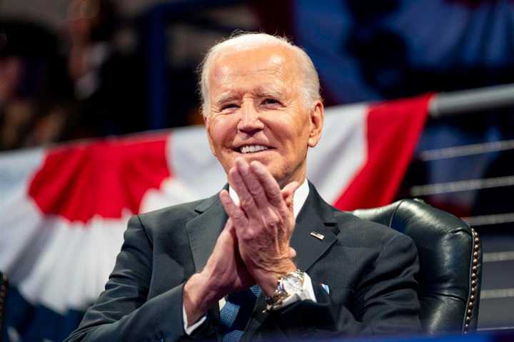Biden reaparece tras el anuncio de su cáncer y critica la actual polarización política