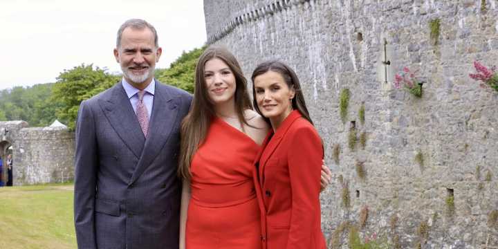 Con un mono rojo de una marca famosa y a juego con su madre, así fue la Infanta Sofía a su graduación en Gales