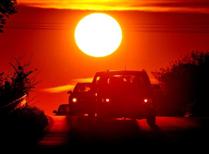 Calor asfixiante en California: repercusiones legales por abandonar a niños en autos