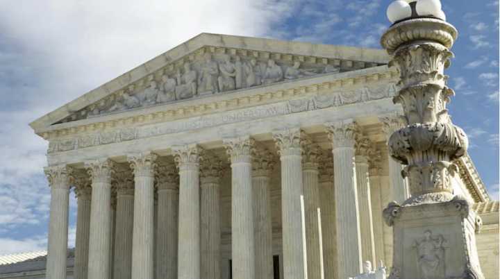La Corte Suprema le permite a Donald Trump revocar el estatus legal de medio millón de inmigrantes