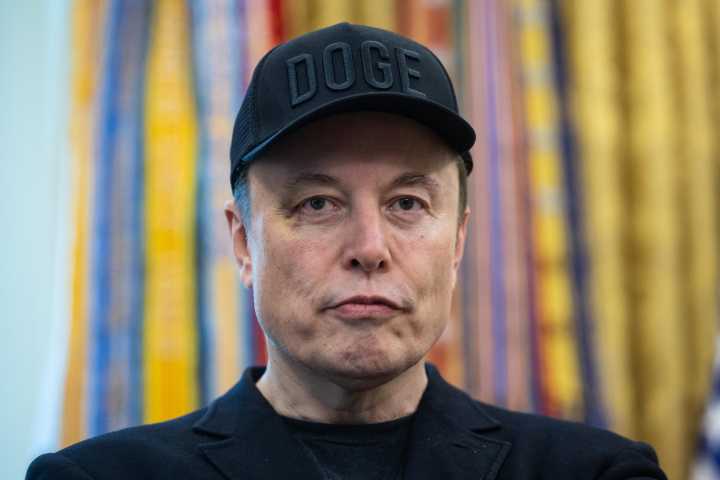 Musk luce un moratón en el ojo en su despedida y lo atribuye a un puñetazo de su hijo
