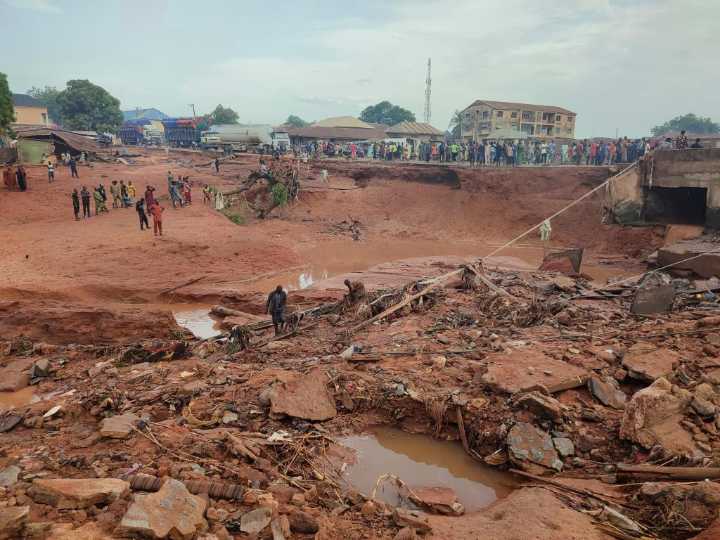 Inundaciones dejan 151 muertos y miles de desplazados en un pueblo de Nigeria