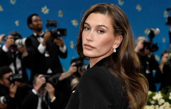 Hailey Bieber vendió su marca de maquillaje por $1 billón de dólares