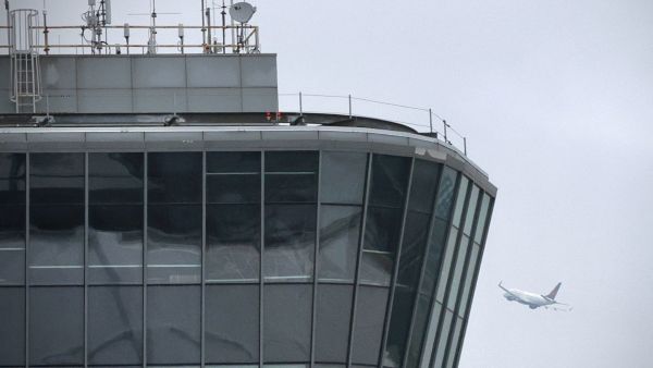 FAA investigates brief communications outage at air traffic facility responsible for flights at Newark