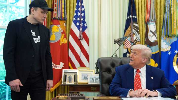 Trump se despide de Elon Musk en el Despacho Oval, elogiándolo por un “cambio colosal”