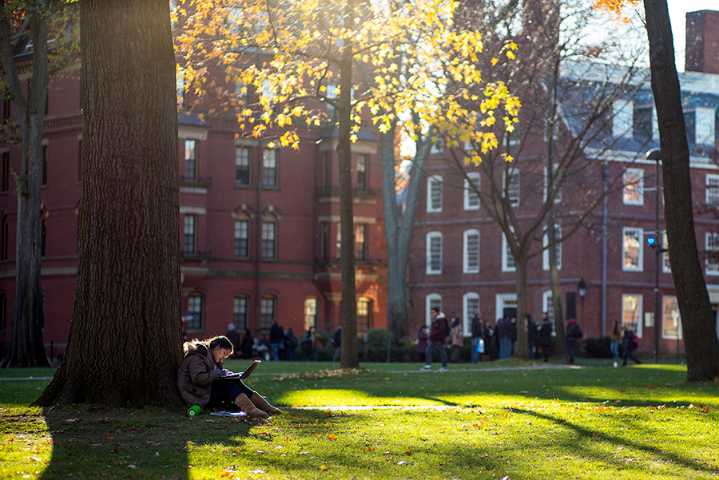 Trump vuelve a criticar a Harvard y dice que tiene demasiados estudiantes extranjeros