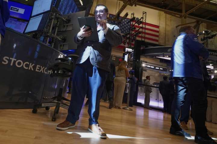 US stocks drift lower as mixed profit reports from retailers and higher Treasury yields weigh