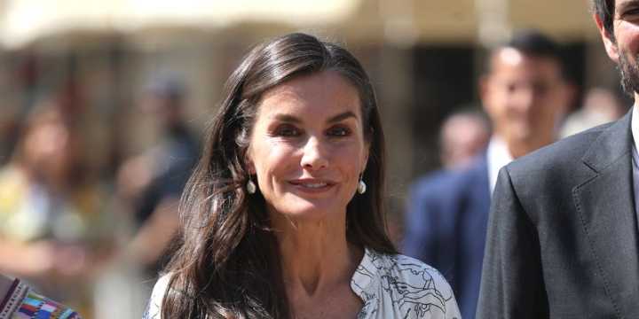 La Reina Letizia en la Feria del Libro de Madrid con vestido blanco, sandalias y pendientes de perlas
