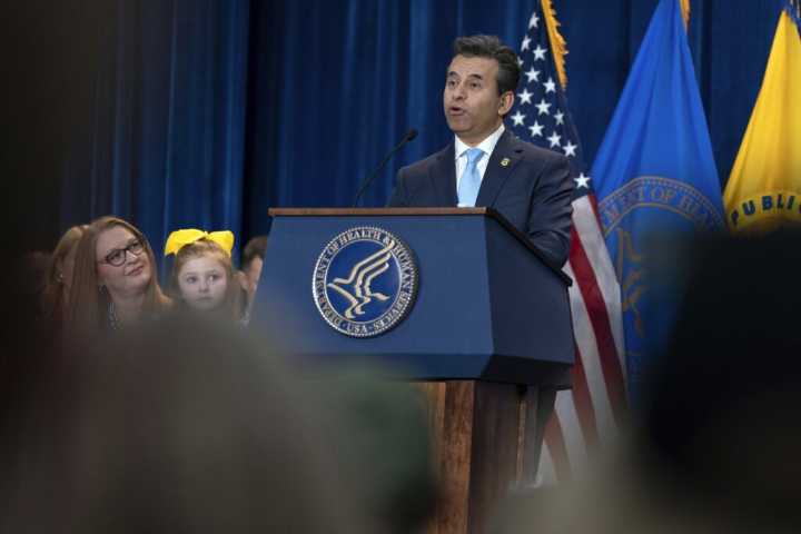 FDA panel is split on updates to COVID shots as questions loom for fall vaccinations