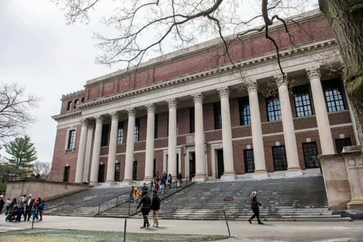 Harvard demanda a Trump por veto a estudiantes extranjeros