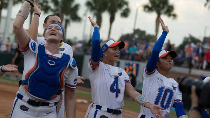 Florida softball vs. Texas live updates: Gators open WCWS vs. Longhorns