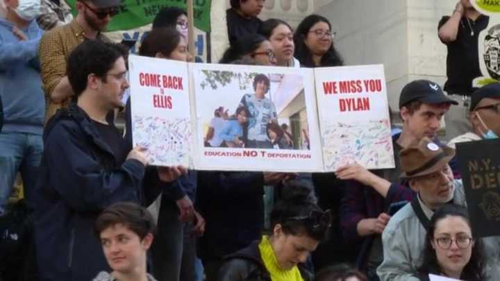 Manifestantes exigen liberación de inmigrante venezolano arrestado por ICE durante cita en corte
