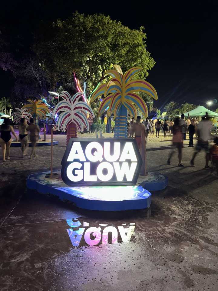 AquaGlow regresa para la fiesta nocturna más brillante de Aquatica Orlando