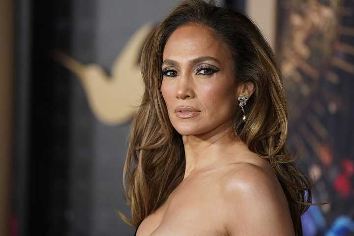 Jennifer Lopez brilla en los American Music Awards luciendo una figura envidiable con atrevidos vestidos
