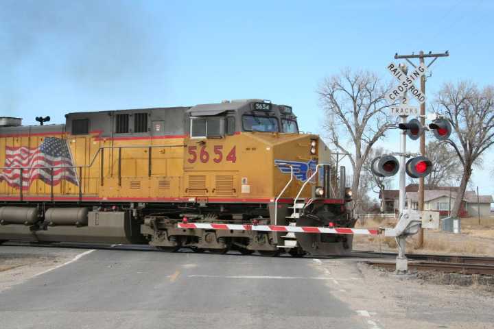 Texas aprueba ley para mejorar cruces ferroviarios peligrosos tras tragedia en Houston