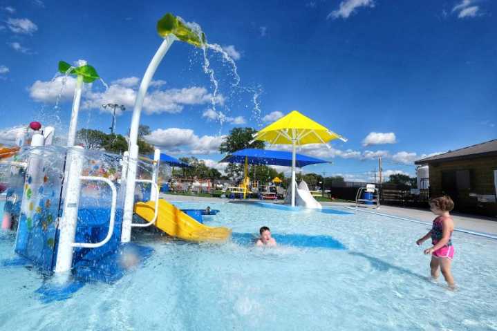 Piscinas públicas y parques de agua locales abren sus puertas