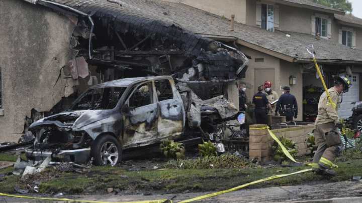 Última hora. Un jet privado se estrella en San Diego y deja varios muertos