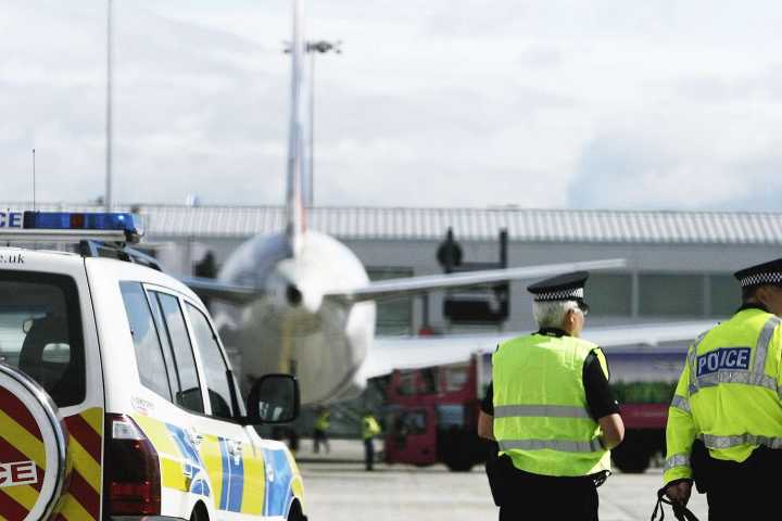Unruly Female Passenger Tackled By Police After Reportedly Getting Caught Vaping on Flight