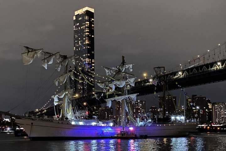 Mexican navy ship strikes Brooklyn Bridge, killing two people