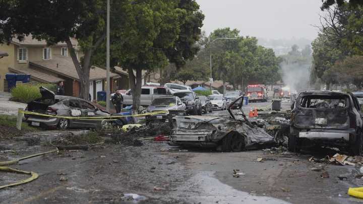 Avioneta se estrella en vecindario de San Diego dejando varios muertos y decenas de desplazados