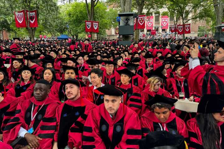 Harvard celebra su ceremonia de graduación empañada por arremetida de Trump