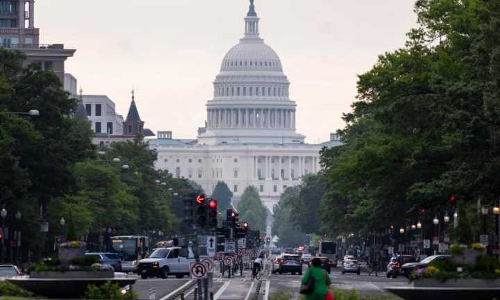 Los republicanos se anotan un triunfo al aprobar el plan fiscal de Trump y pasarlo al Senado