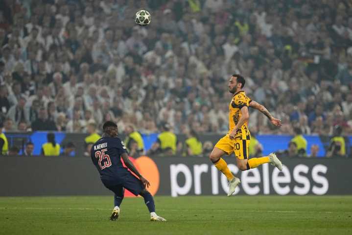 Aficionados de PSG exhiben pancarta pidiendo fin del ‘genocidio’ en Gaza durante final de Champions