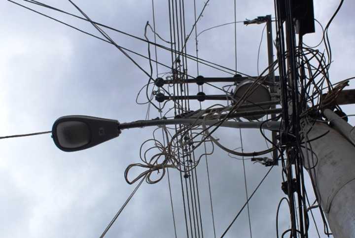 Cacique de Los Güires solicita ayuda luego de pasar un mes sin luz