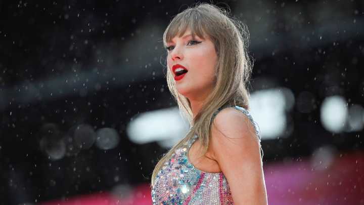Taylor Swift purchases back rights to all her music
