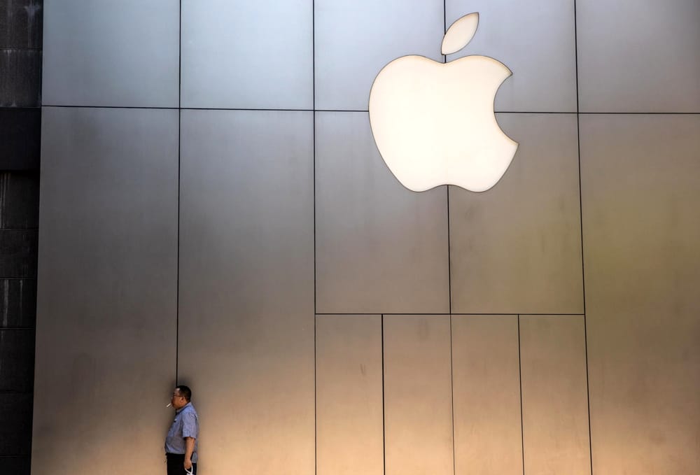 Trump amenaza a Apple con un arancel del 25 % para sus iPhones si no fabrica en EEUU