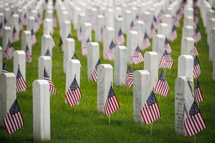 President Trump, visitors honor Memorial Day at Arlington Cemetery