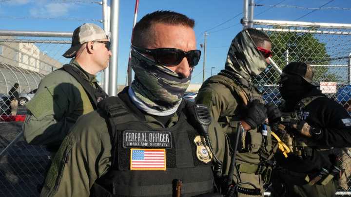 Revelan las tácticas que utiliza ICE para arrestar a inmigrantes que se presentan ante la corte