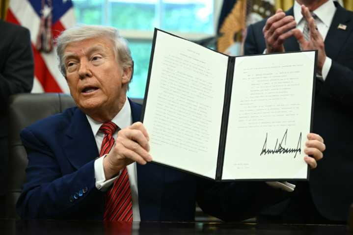 Trump firma decretos para impulsar la energía nuclear civil