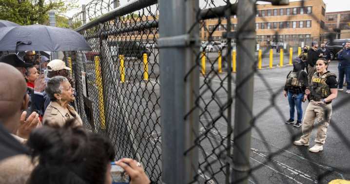EEUU: Alcalde de Newark es arrestado en centro de detención de inmigrantes donde protestaba