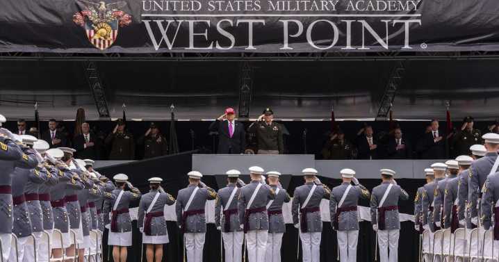 Trump elogia a cadetes de West Point por sus logros y se atribuye la fortaleza militar de EEUU
