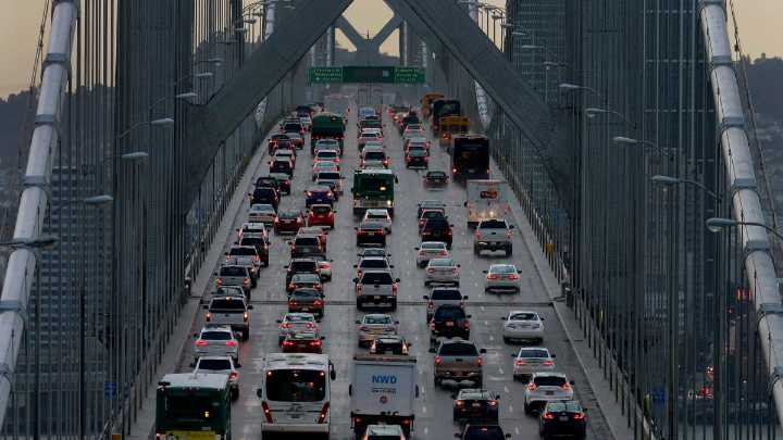 Senado bloquea norma de California sobre autos de gasolina