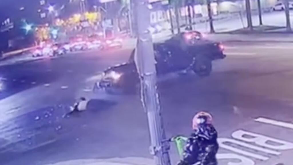 Captado en video: Conductor atropella a motociclista en el centro de Los Ángeles y se da a la fuga