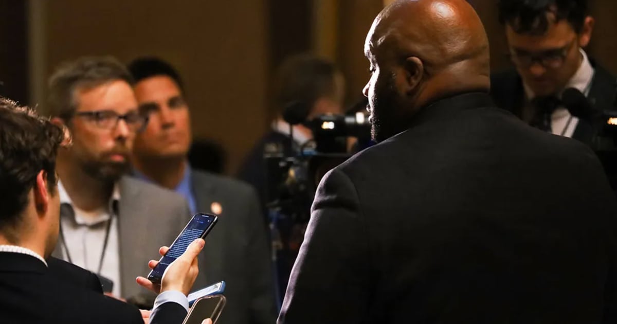 Illinois lawmakers unveil $55B spending plan with just 1 day left to pass it