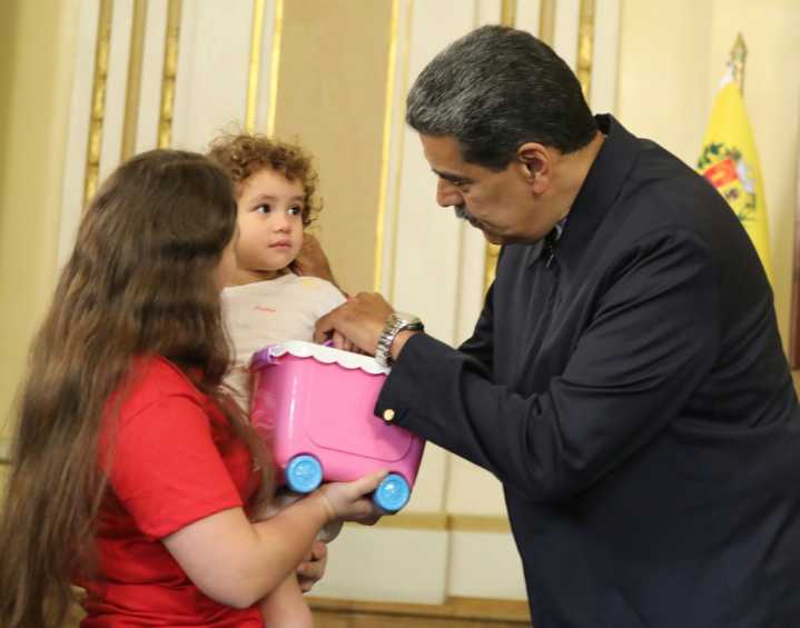 Venezuela repatría a niña separada de sus padres deportados de EEUU