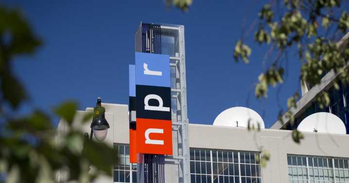 La emisora pública NPR demanda a Trump por la orden de recorte de fondos