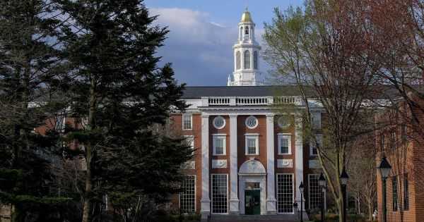 Gobierno de EE. UU. prohíbe a Harvard matricular estudiantes extranjeros