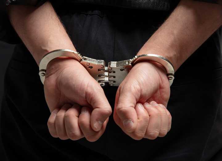 Enfermero de clínica de salud mental en Florida acusado de fracturar brazo a paciente de 66 años