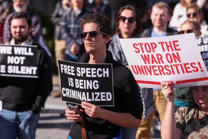 Corte federal detiene revocación de visas para estudiantes internacionales