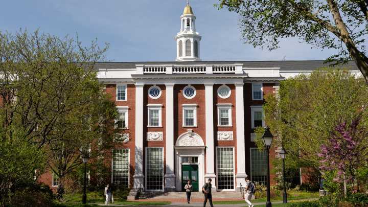 Harvard vuelve a denunciar a Trump tras prohibirle matricular a estudiantes extranjeros