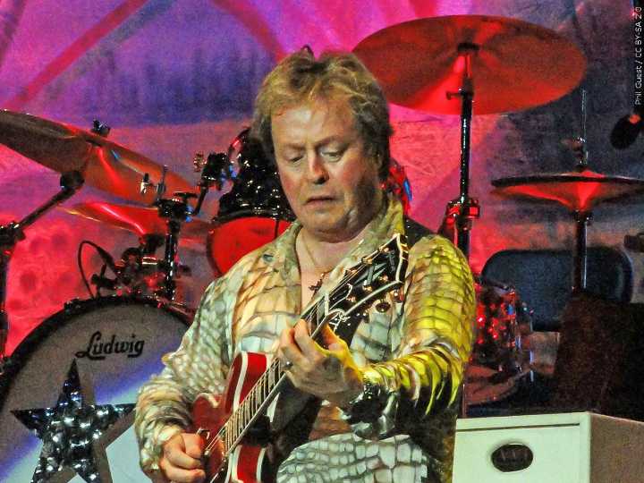 Rick Derringer, who shot to fame with “Hang On Sloopy” and sang Hulk Hogan’s theme song, dies at 77